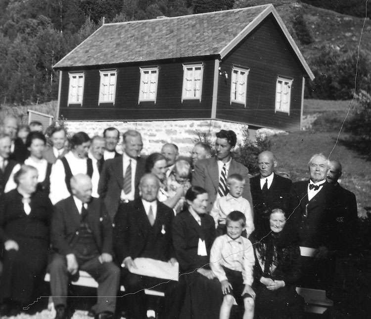 Feiring i Negarden på Hoel, då Ingebrigt Hoel, nevø av Carl, fekk Kongens Fortenestmedalje i 1939. Carl står heilt til høgre.