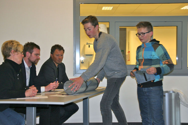 Juryen, Bente Selboskar (f.v.), Harald Espeland og Per Ivar Lied, får forklart korleis elevane tenkjer seg betre hjulløysing på fotballmåla.