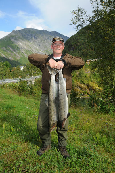 Tor Atle Myklebust med dagens fangst, to flotte laksar på godt over seks kilo.