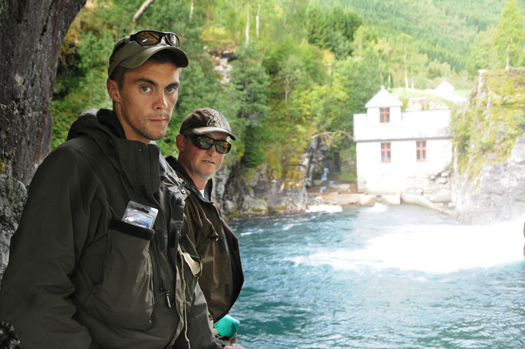Jonas Strande og Tor Atle Myklebust tek ei lita pause i laksefisket under Hoelsbrua i Valldal.