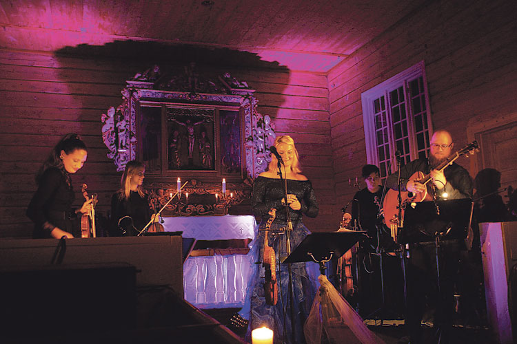 Lyssettinga var med på å skape magi i Norddal kyrkje tysdag kveld. Sigrid Moldestad saman med dyktige damer frå Oslo strings og Adam Johansson på gitar.