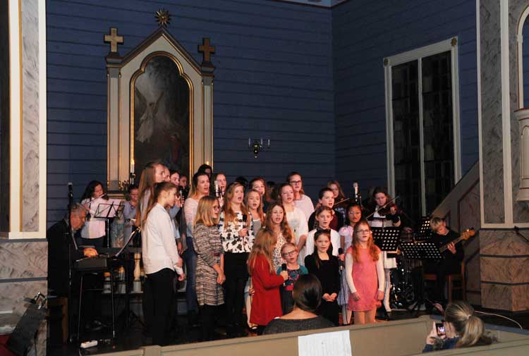 Jubileumskonserten til kulturskulen i Norddal vart opna og avslutta med fellesnummer