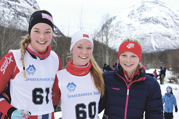 Vilde Lorgen Øvrebust (t.v.) og Vilde Roysdatter Lange konkurrerer i same klasse og syntest det var kjekt å få treffast på ski igjen. Til høgre Lone Lorgen Øvrebust som går i klasse 13 og 14 år.