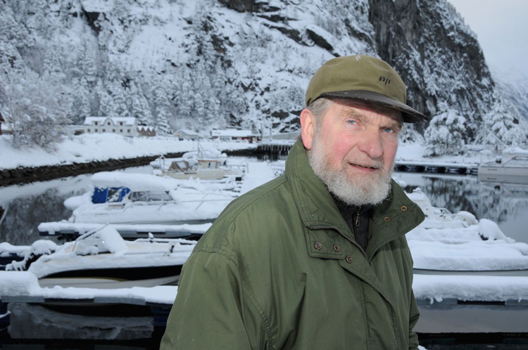 Det tek litt tid når det har snøa så mykje, men no er jobben gjort og sjarken til Jon Inge Smoge på småbåthamna i Valldal er fri for snø.