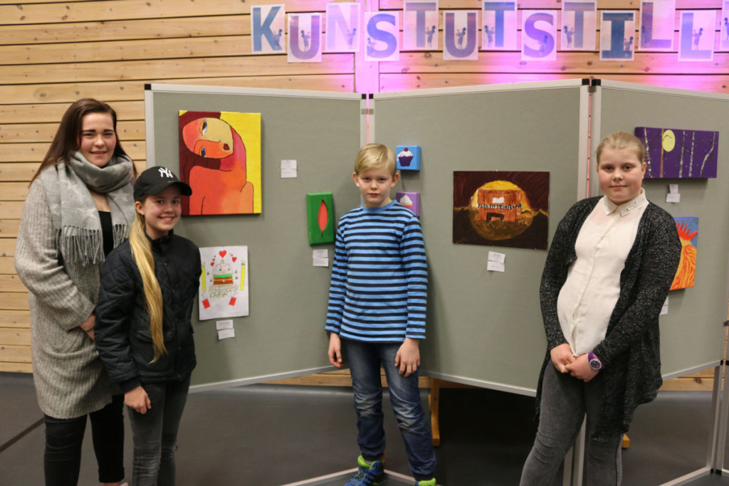 Nokre av dei som hadde utstilling. Frå venstre: Jeanette Lien, Kaisa Nyli Johnsen, Isak Tafjord og Nora Holtleite.